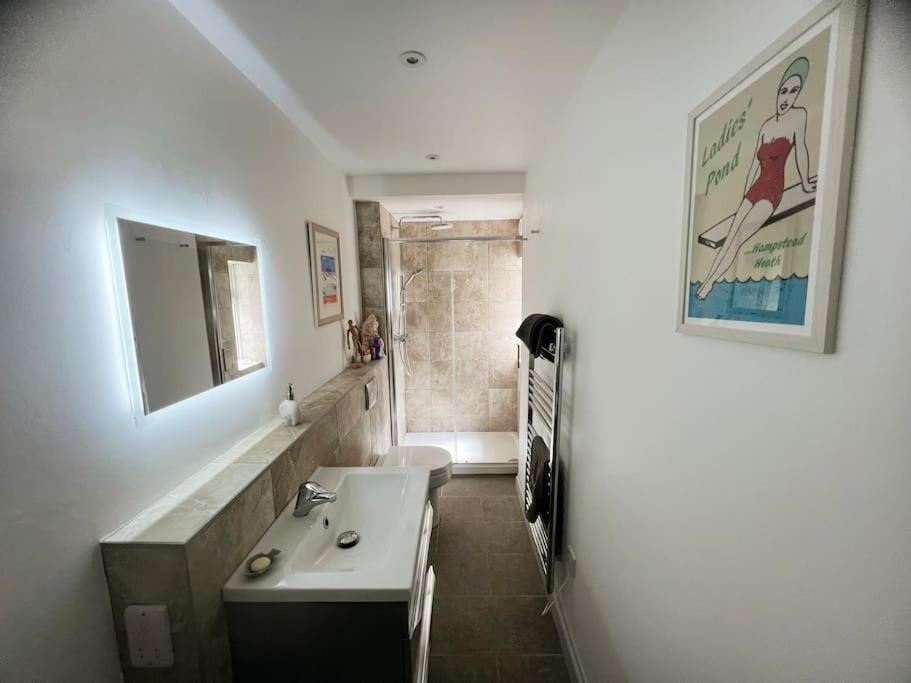 Self-Contained Ensuite Double Or Twin Bedroom In Pentir 뱅거 외부 사진